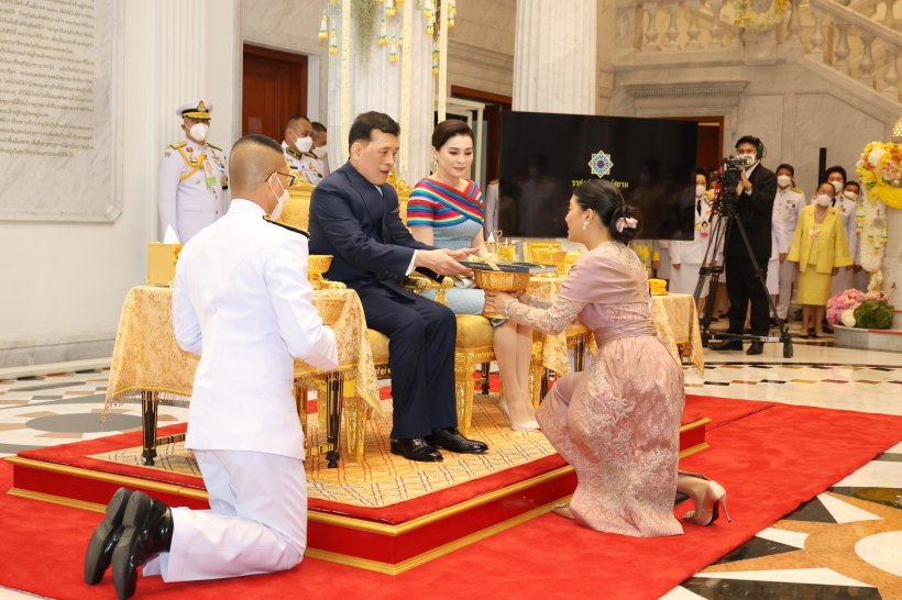 ประมวลภาพ ในหลวง-พระราชินี ทรงเปิดนิทรรศการ “ราชภูษิตาภรณ์สยาม” 