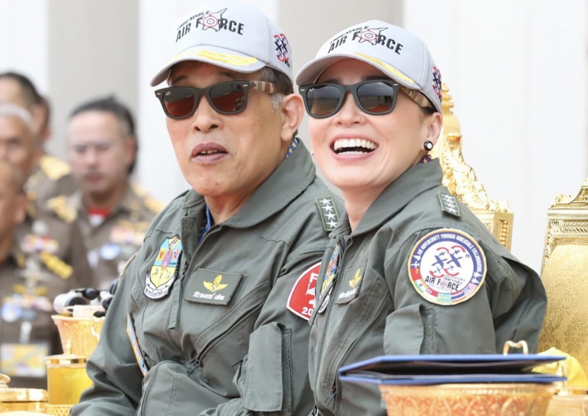 ในหลวง-พระราชินี เสด็จทอดพระเนตรการแสดงการบิน กองทัพอากาศ