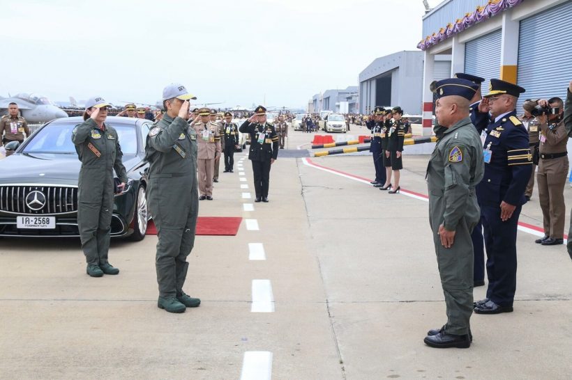 ในหลวง-พระราชินี เสด็จทอดพระเนตรการแสดงการบิน กองทัพอากาศ