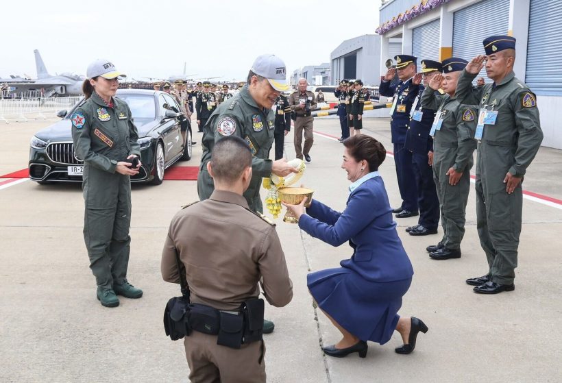 ในหลวง-พระราชินี เสด็จทอดพระเนตรการแสดงการบิน กองทัพอากาศ