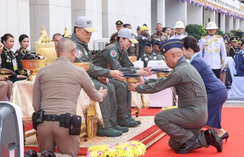 ในหลวง-พระราชินี เสด็จทอดพระเนตรการแสดงการบิน กองทัพอากาศ