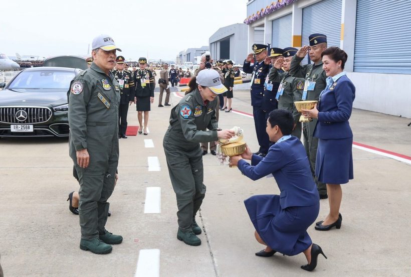 ในหลวง-พระราชินี เสด็จทอดพระเนตรการแสดงการบิน กองทัพอากาศ