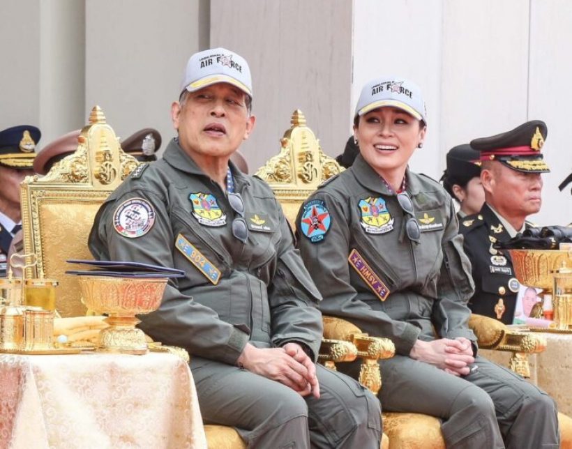 ในหลวง-พระราชินี เสด็จทอดพระเนตรการแสดงการบิน กองทัพอากาศ