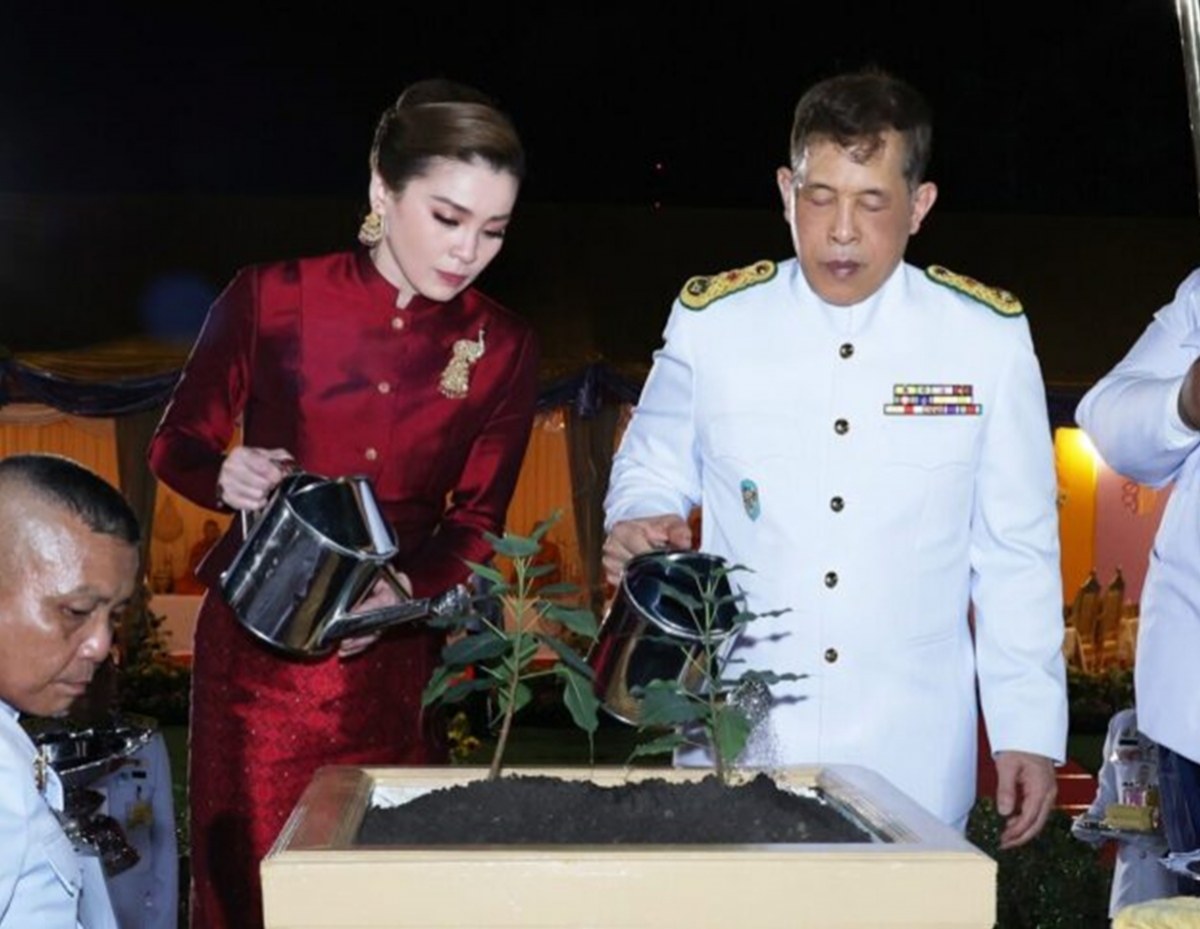 ในหลวง-พระราชินี เสด็จฯ ทรงปลูกต้นพระศรีมหาโพธิยาลงกรณ์