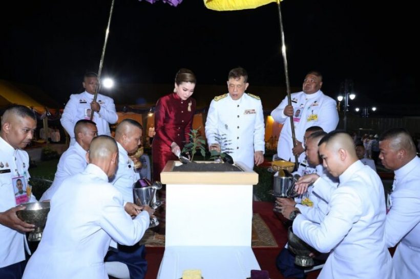 ในหลวง-พระราชินี เสด็จฯ ทรงปลูกต้นพระศรีมหาโพธิยาลงกรณ์