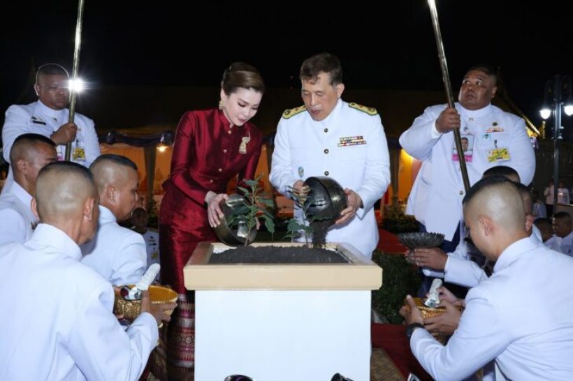 ในหลวง-พระราชินี เสด็จฯ ทรงปลูกต้นพระศรีมหาโพธิยาลงกรณ์