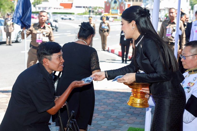 เจ้าฟ้าสิริวัณณวรีฯ พระราชทานโบว์ดำแก่พสกนิกรถวายความอาลัยพระพันปีหลวง