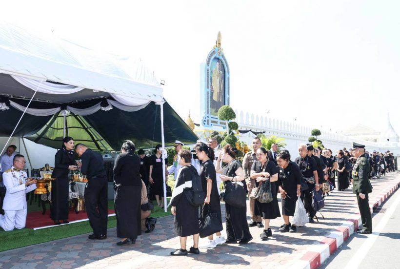 เจ้าฟ้าสิริวัณณวรีฯ พระราชทานโบว์ดำแก่พสกนิกรถวายความอาลัยพระพันปีหลวง