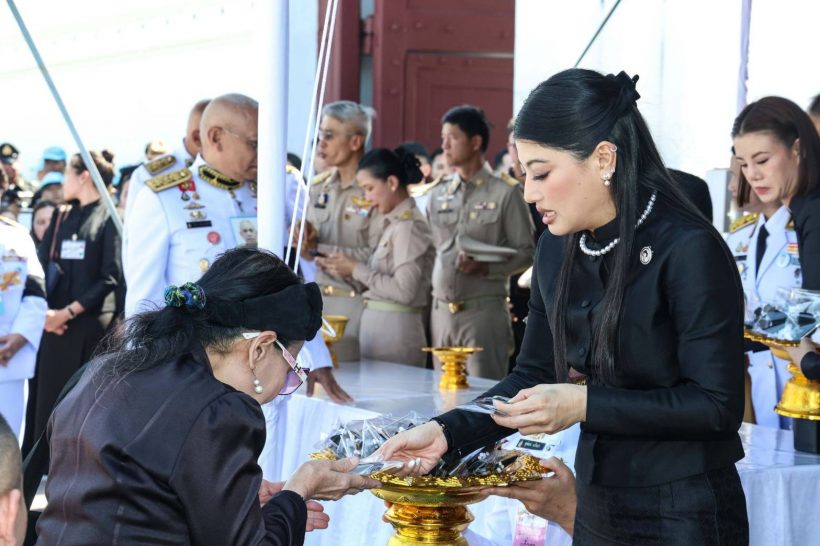 เจ้าฟ้าสิริวัณณวรีฯ พระราชทานโบว์ดำแก่พสกนิกรถวายความอาลัยพระพันปีหลวง