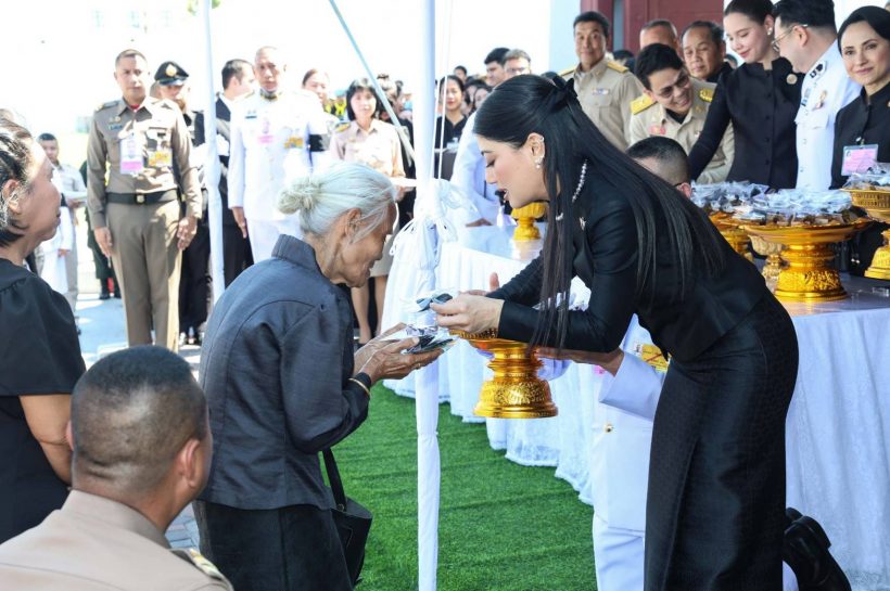 เจ้าฟ้าสิริวัณณวรีฯ พระราชทานโบว์ดำแก่พสกนิกรถวายความอาลัยพระพันปีหลวง