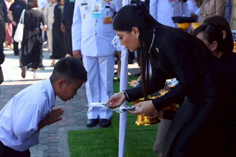 เจ้าฟ้าสิริวัณณวรีฯ พระราชทานโบว์ดำแก่พสกนิกรถวายความอาลัยพระพันปีหลวง