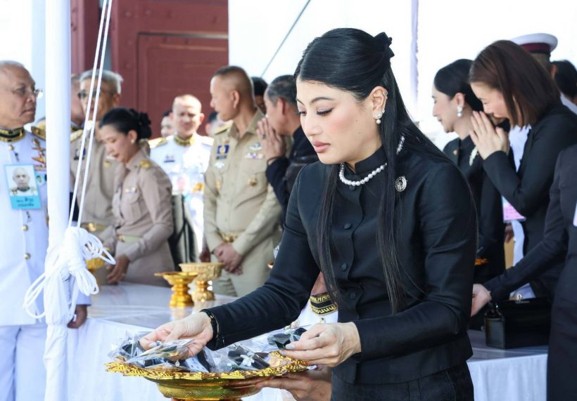 เจ้าฟ้าสิริวัณณวรีฯ พระราชทานโบว์ดำแก่พสกนิกรถวายความอาลัยพระพันปีหลวง