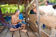 สุดสลดรับวันพ่อ!!พ่อตาบอดถูกขังในคอก ด้วยเหตุผลทีทำน้ำตาไหล