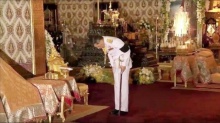 ไทยทั้งชาติซาบซึ้ง ภาพ พระบรม ถวายความเคารพพระราชอาสน์ ซึ่งมีพระภูษาคลุมไว้