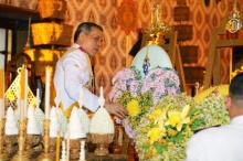 สมเด็จพระบรม ทรงวางพวงมาลาของ พระราชินี เบื้องหน้าพระโกศพระบรมศพ