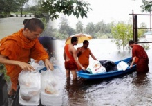 คุณพระช่วย!! คณะสงฆ์เมืองคอน ถกจีวรนั่งเรือลุยน้ำช่วยชาวบ้าน