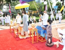 ในหลวง พระราชินี ทรงวางพวงมาลาเนื่องในวันมหิดล เจ้าคุณพระสินีนาฏ โดยเสด็จ