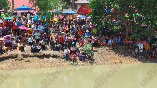 ชมคลิป  ฮือฮาพญานาคโผล่ เล่นน้ำ ที่วัด ศรีบุญเรือง