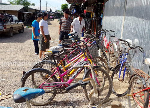 แรงงานพม่าสหฟาร์มขายรถจักรยานก่อนกลับ