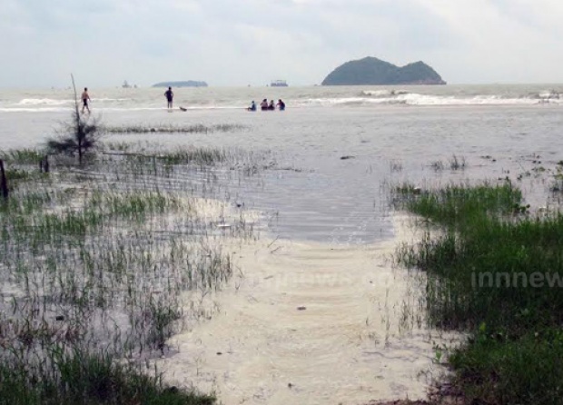 น้ำทะเลหนุนทะลักท่วมชายหาดแหลมสมิหลา