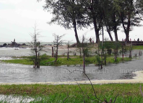 น้ำทะเลหนุนทะลักท่วมชายหาดแหลมสมิหลา