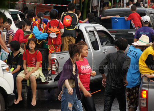 เมืองบั้งไฟปิดถนนข้าวลอดช่อง เล่นสาดน้ำสงกรานต์สุดคึกคัก