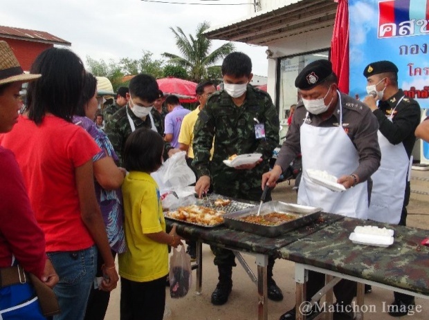 ทหารมหาสารคาม ขายกะเพราไก่-ไข่ดาว กล่องละ9บาท ช่วยเหลือประชาชน ลดค่าครองชีพ