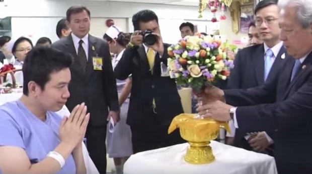 ในหลวง-พระราชินี พระราชทานดอกไม้เยี่ยมผู้บาดเจ็บระเบิดราชประสงค์!!