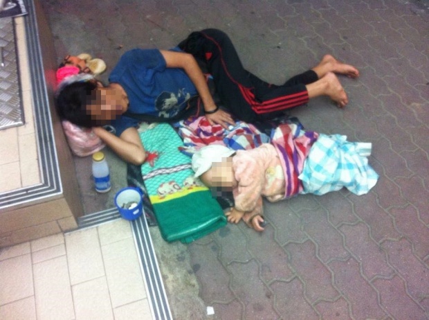 สะเทือนใจ!! ชาวเน็ตโพสต์ภาพแม่กับลูกน้อยนอนหน้าเซเว่น