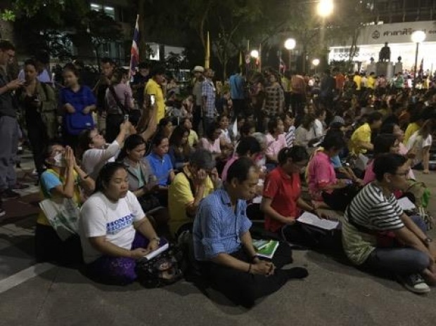 ภาพบรรยากาศ พสกนิกร ยังคงปักหลักสวดมนต์ถวายพระพร\"ในหลวง\"ทั้งคืน