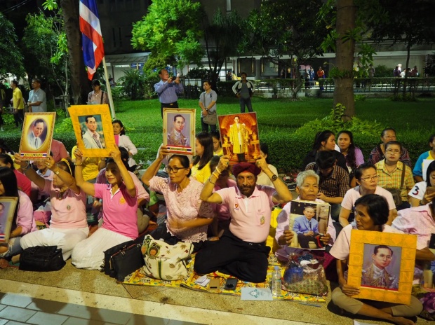 ภาพบรรยากาศ พสกนิกร ยังคงปักหลักสวดมนต์ถวายพระพร\"ในหลวง\"ทั้งคืน