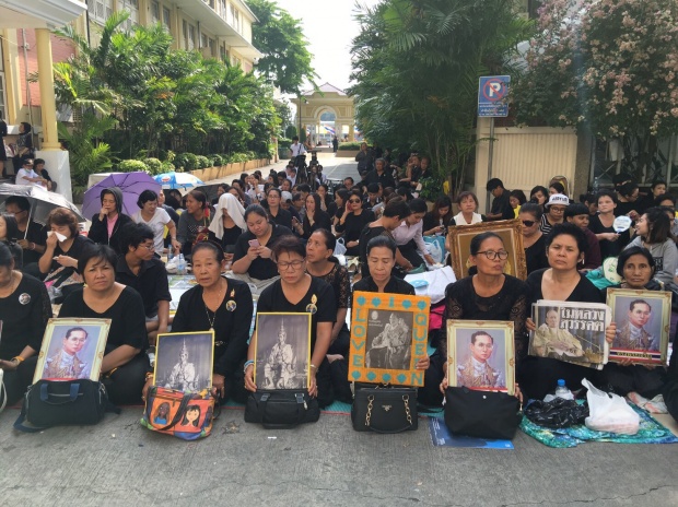 บรรยากาศพสกนิกรแน่นศิริราช รอเฝ้าถวายราชสักการะพระบรมศพ