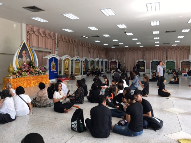 บรรยากาศพสกนิกรแน่นศิริราช รอเฝ้าถวายราชสักการะพระบรมศพ