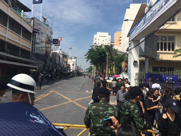 บรรยากาศพสกนิกรแน่นศิริราช รอเฝ้าถวายราชสักการะพระบรมศพ