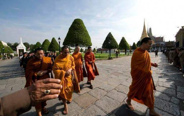 ประมวลภาพ ปชช.ถวายน้ำสรงพระบรมศพเบื้องหน้าพระบรมฉายาลักษณ์ พระบรมมหาราชวัง