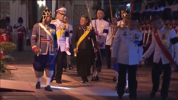 พระบรมฯ-พระเทพฯ เสด็จหน้าพระโกศพระบรมศพ ในพิธีบำเพ็ญพระราชกุศล