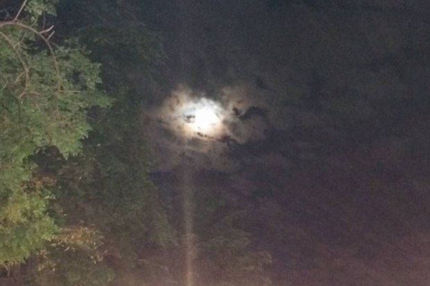 ดวงจันทร์เหนือศิริราชสว่างไสว ปชช.หยิบกล้องถ่ายเป็นที่ระลึก