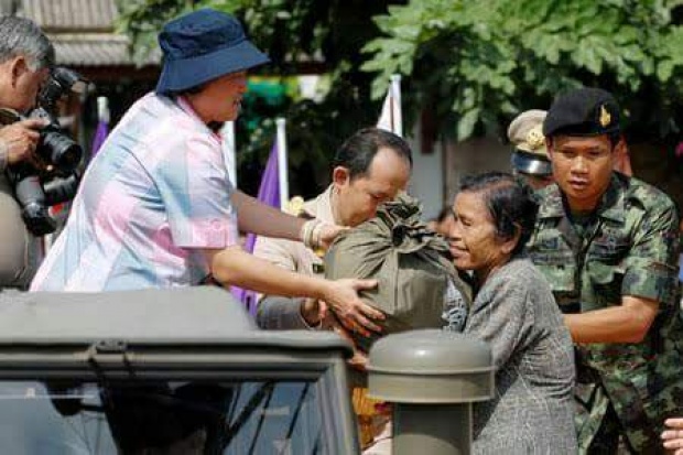 พระเทพพระราชทานเสบียง เพื่อช่วยเหลือเกษตรกรผู้ประสบอุทกภัยภาคใต้