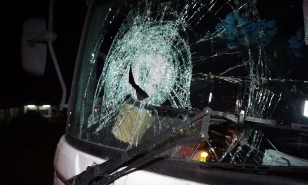 โผล่อีก!! แก๊งปาหินใส่รถบรรทุก 10 ล้อ กระจกแตก เศษแก้วกระเด็นฝังนัยน์ตาเจ็บสาหัส!