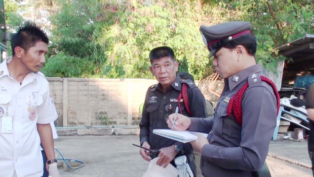 คนทำความสะอาดรถบัสสุดเซ็ง ชักโครกตัน คิดว่าผู้โดยสารทิ้งทิชชู่ เดินลงรถไปเปิดฝาท่อ แทบผงะ!!