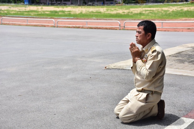 แชร์ว่อน!! วันสุดท้ายครูวัยเกษียณนั่งกราบลาโรงเรียนที่รัก ขออโหสิกรรม