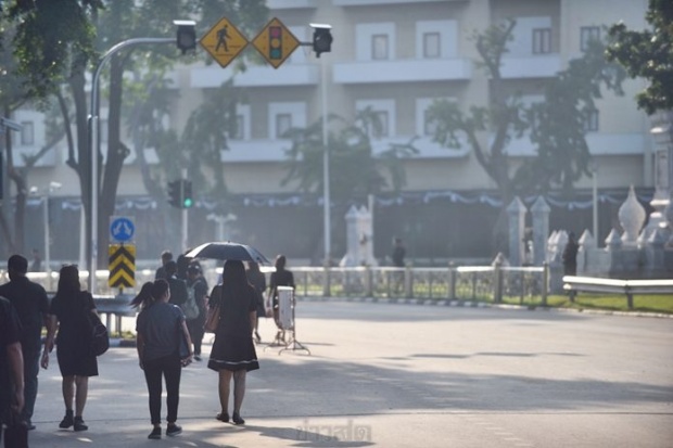 ปชช.ปักหลักรอชมพระราชพิธีเก็บพระบรมอัฐิ สะพานปิ่นเกล้ายังปิดอยู่-เริ่มทยอยเดินเท้าเข้าสนามหลวง