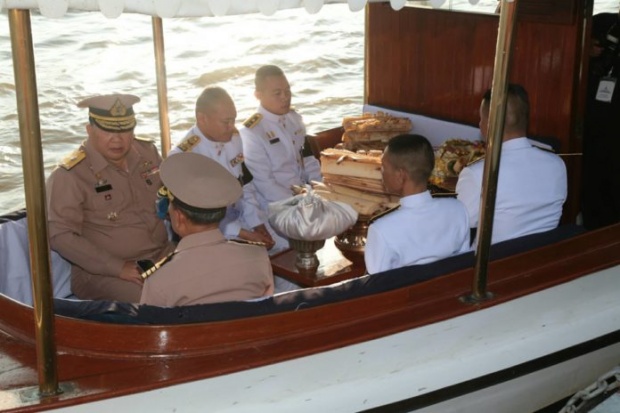 พิธีโบราณหาชมยาก!! อัญเชิญเครื่องสดจากการถวายพระเพลิงพระบรมศพไปจำเริญน้ำ