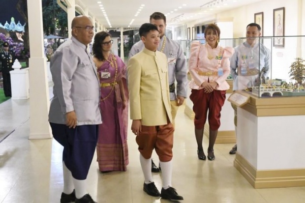 ‘พระองค์ที’ ฉลองพระองค์ชุดไทยราชปะแตน เสด็จเยี่ยมชมงานอุ่นไอรักฯ