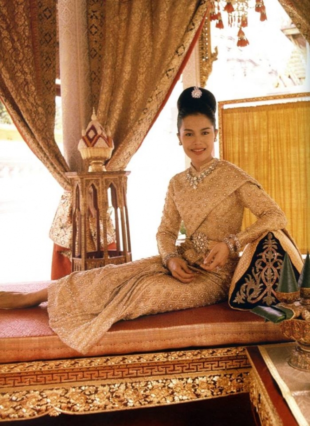 ฉลองพระองค์งดงามวิจิตร สมเด็จพระเจ้าลูกเธอ เจ้าฟ้าสิริวัณฯ ทรงตามรอยสมเด็จย่า