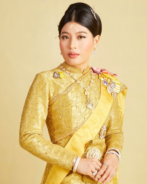 ฉลองพระองค์งดงามวิจิตร สมเด็จพระเจ้าลูกเธอ เจ้าฟ้าสิริวัณฯ ทรงตามรอยสมเด็จย่า