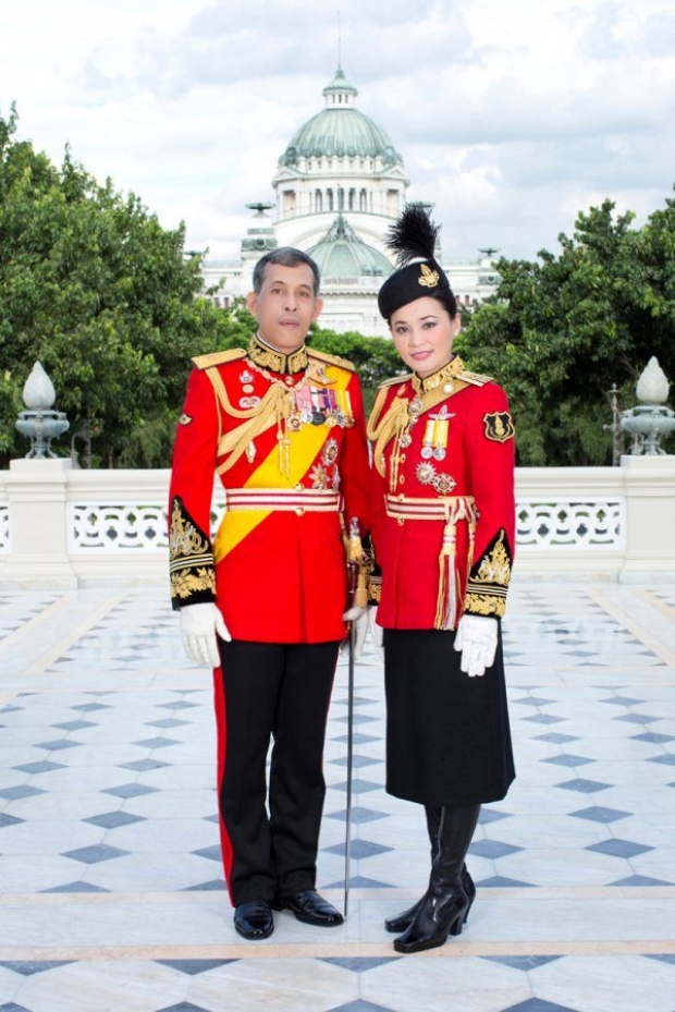 ปีติ พระบาทสมเด็จพระเจ้าอยู่หัว พระราชทานพระบรมฉายาลักษณ์ที่ฉายกับ สมเด็จพระนางเจ้าฯ