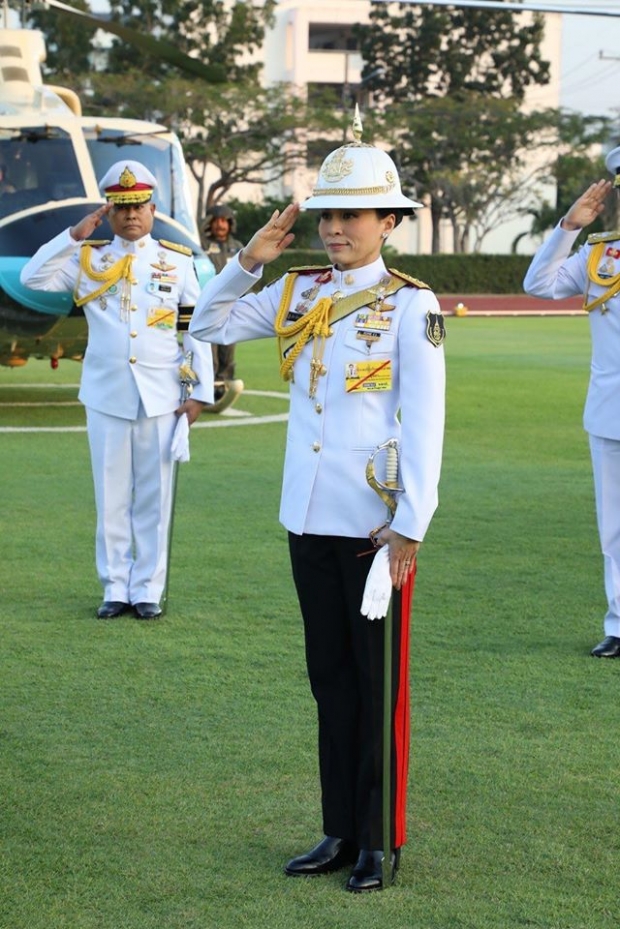 ทรงสง่างามและเข้มแข็ง “สมเด็จพระนางเจ้าสุทิดาฯ” ฉลองพระองค์ชุดทหาร