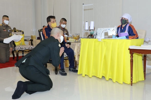 ปลื้มปีติ พระราชินี ทรงเย็บหน้ากากผ้าพระราชทานข้าราชบริพาร -ประชาชน