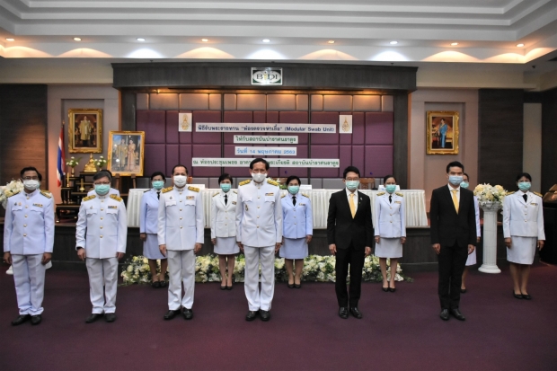 ในหลวง-พระราชินี พระราชทาน ห้องตรวจโควิด-19 แก่สถาบันบำราศนราดูร